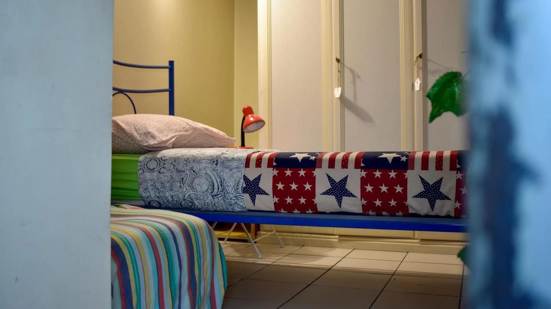 Bed & Breakfast Bed-Letto-Cama In Shared Room Camera Condivisa Naples Italy