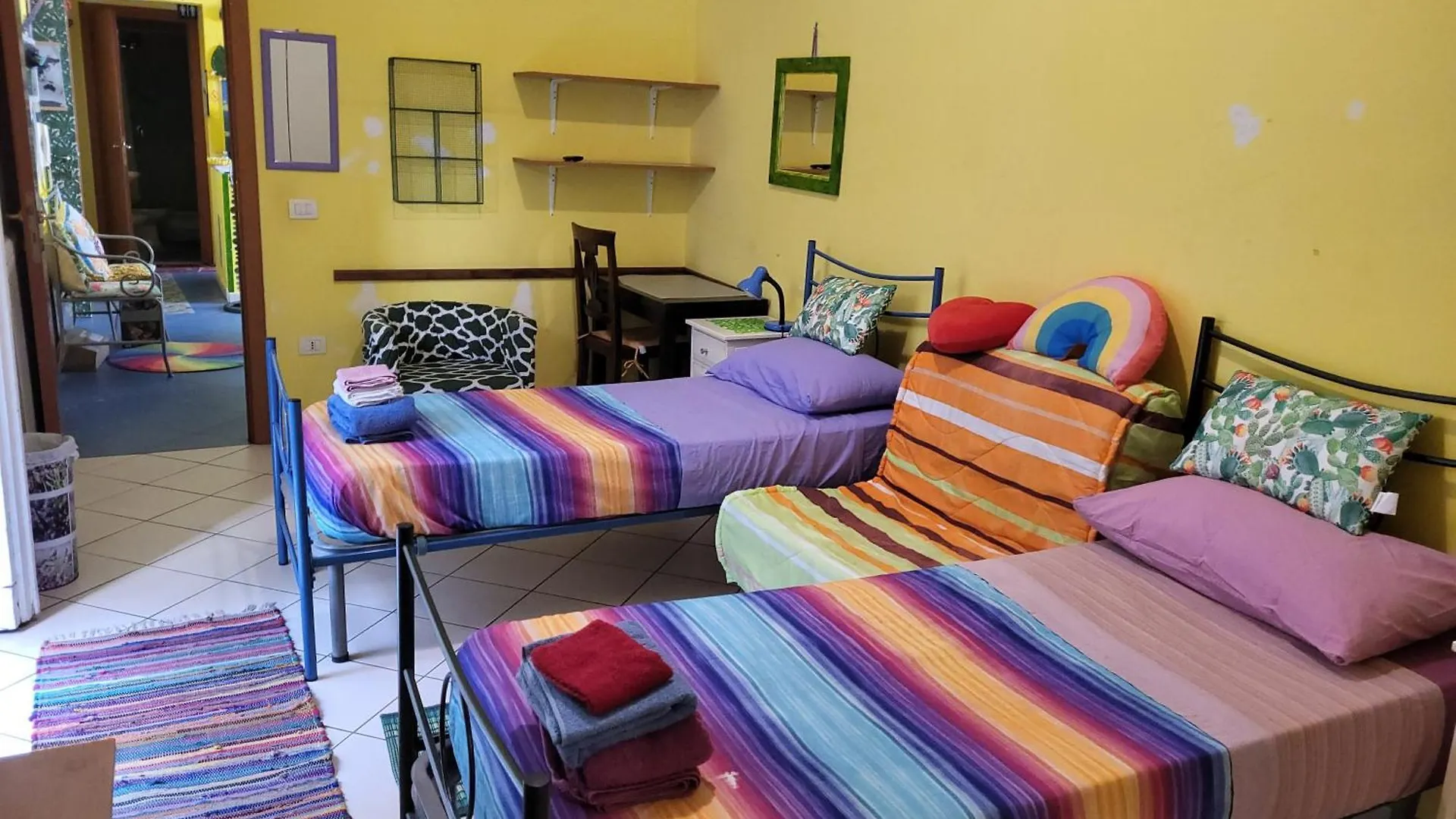 Bed-Letto-Cama In Shared Room Camera Condivisa Naples Italy
