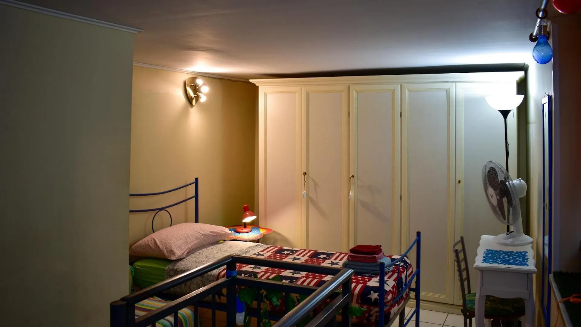 Bed-Letto-Cama In Shared Room Camera Condivisa ナポリ